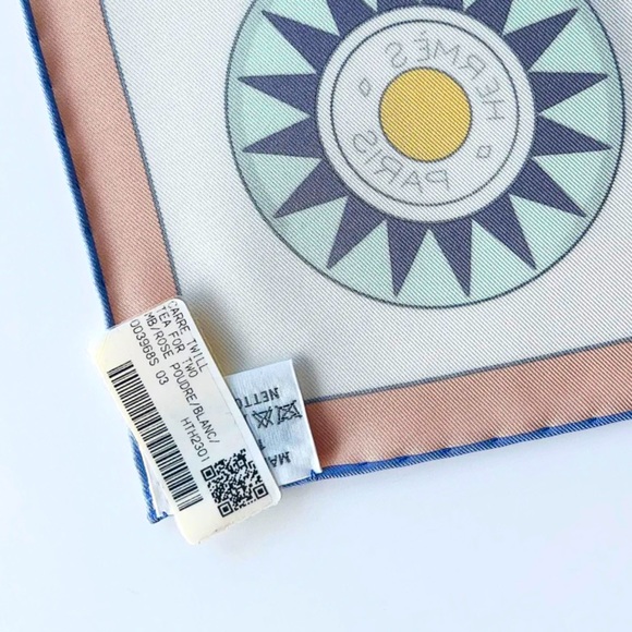 ❌ SOLD ❌ Hermès ‘Tea for Two’ Scarf 90 ROSE POUDRÉ / BLANC / BLEU - Picture 4 of 4